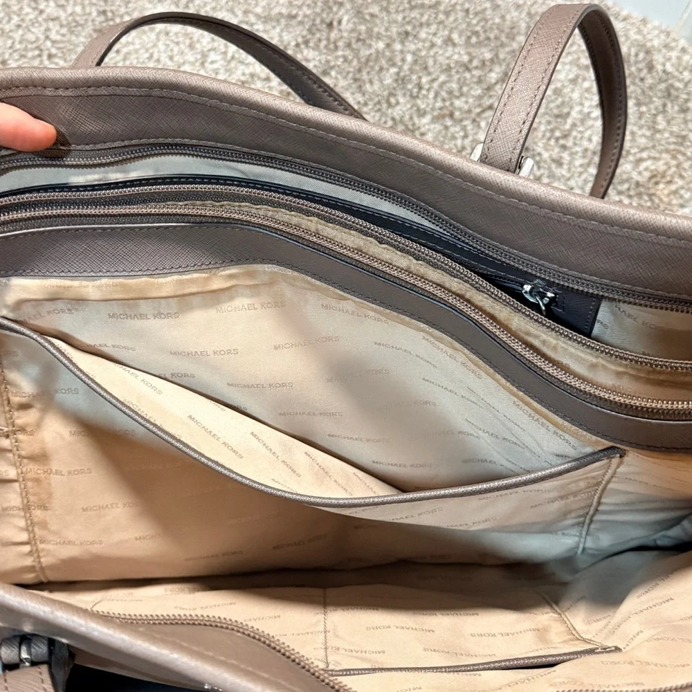 Michael Kors Jet Set Travel Saffiano leather tote bag